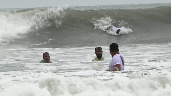 বডি সার্ফিং শুধু বিনোদন নয়, সমুদ্র নিরাপত্তার ক্ষেত্রেও কার্যকর। ঢেউকে কাজে লাগিয়ে জীবনও বাঁচানো যেতে পারে।